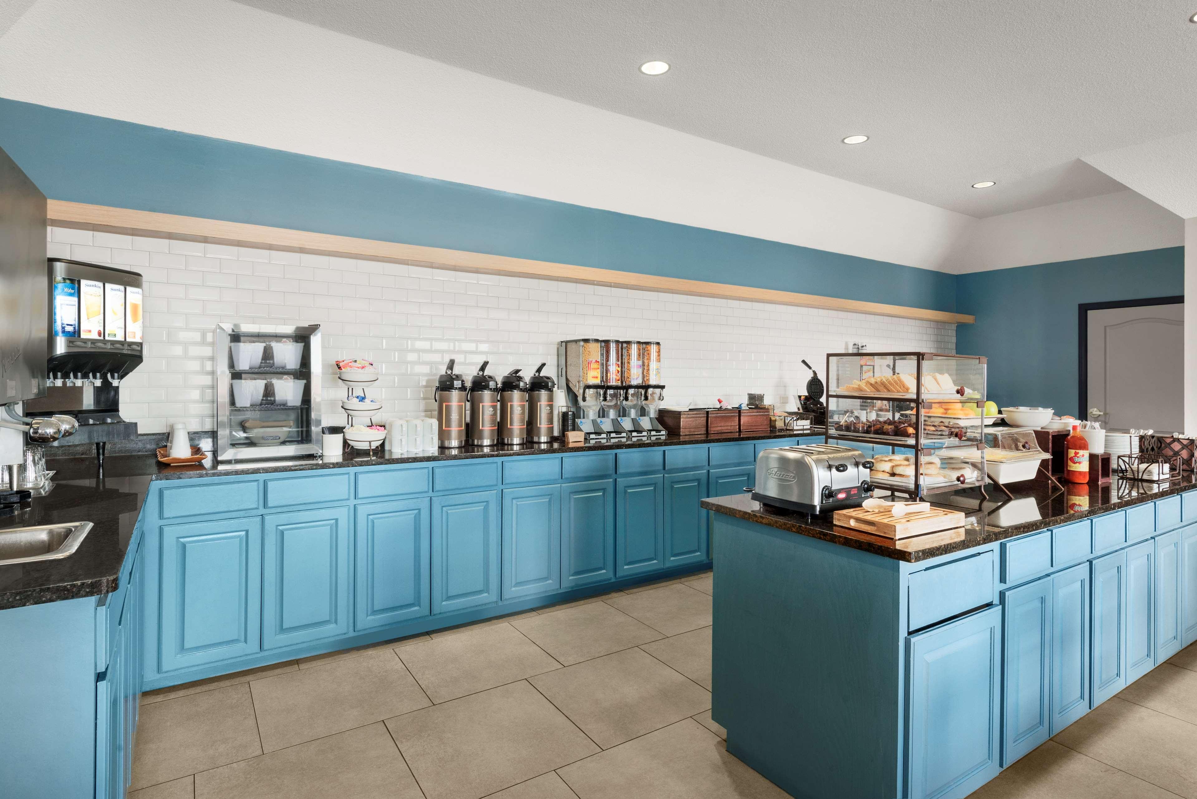 Country Inn & Suites By Radisson, Kansas City At Village West, Ks Bonner Springs Экстерьер фото
