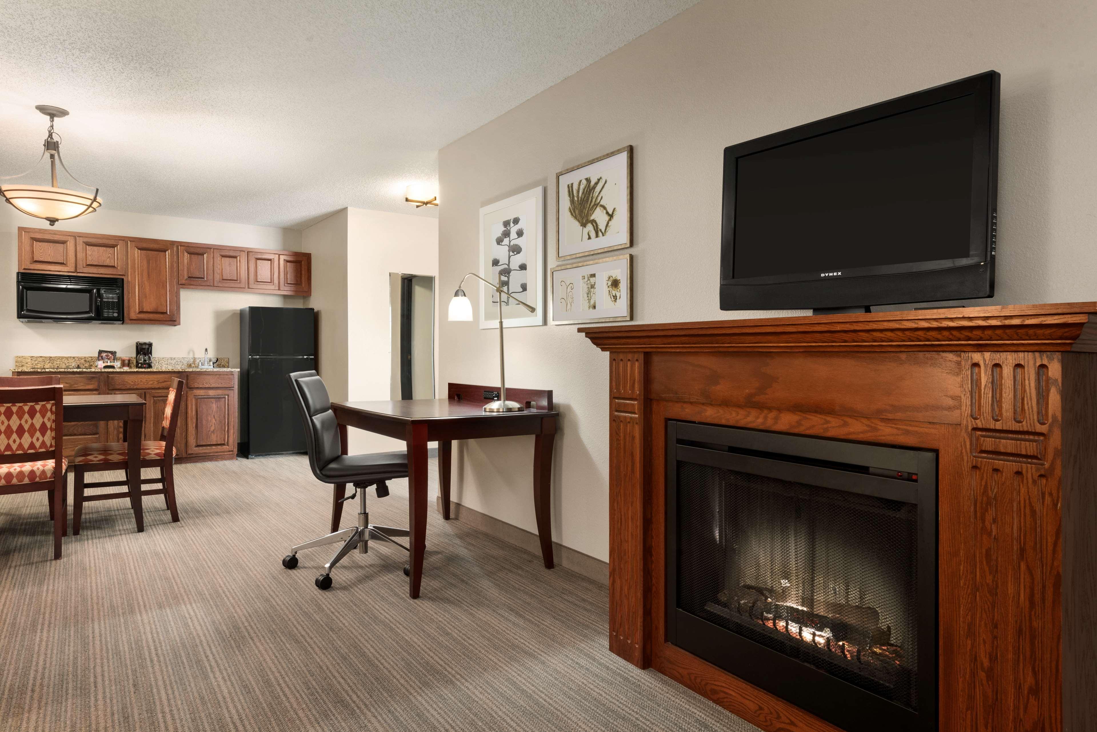 Country Inn & Suites By Radisson, Kansas City At Village West, Ks Bonner Springs Экстерьер фото