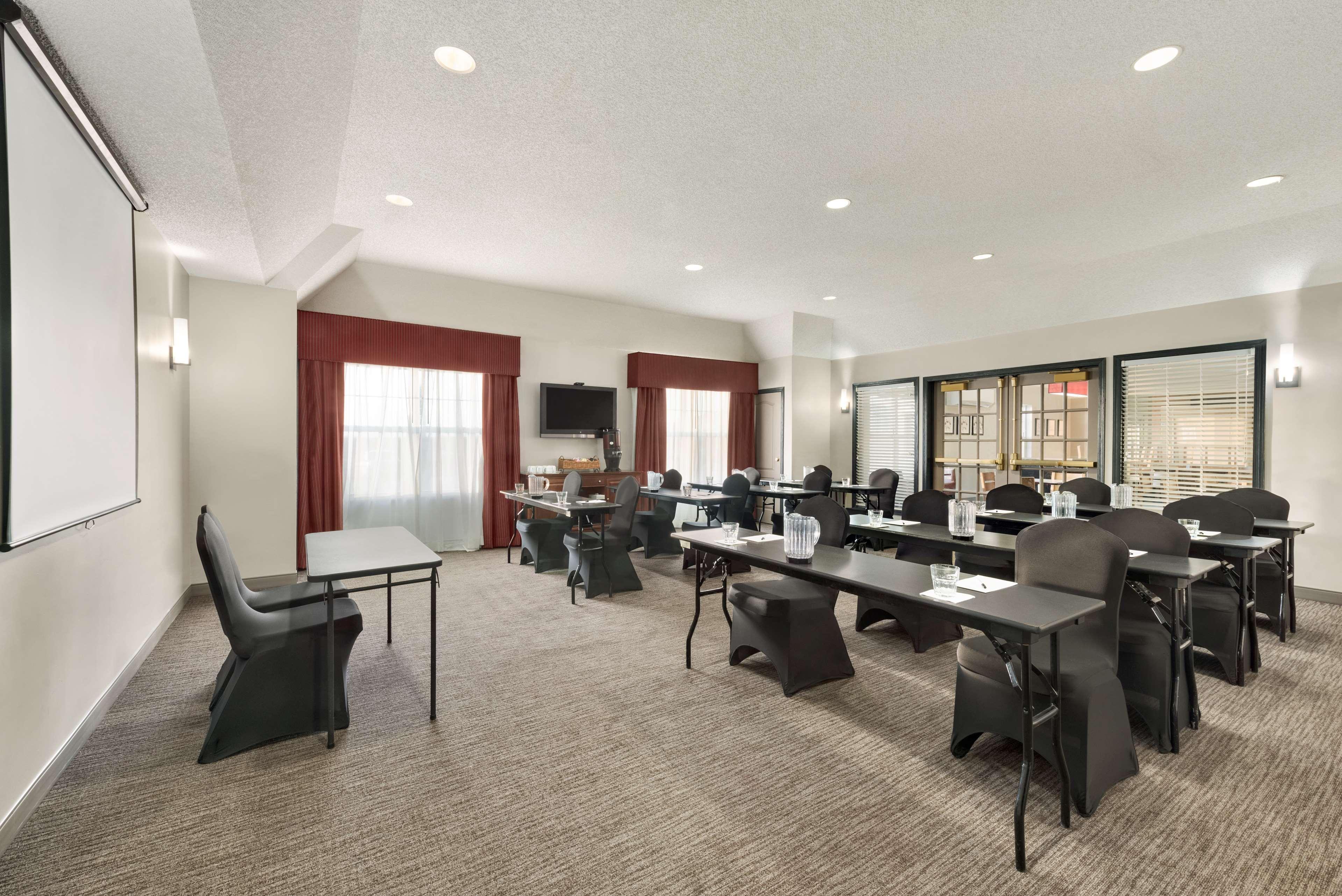 Country Inn & Suites By Radisson, Kansas City At Village West, Ks Bonner Springs Экстерьер фото